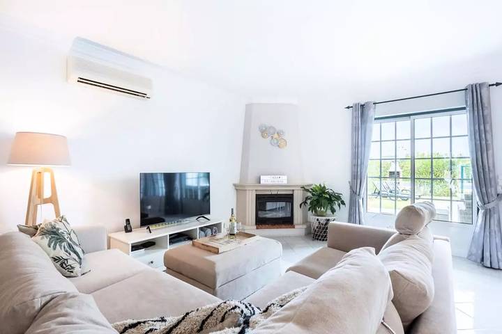 Location de vacances pour 6 personnes, avec jardin et piscine dans Pata De Cima