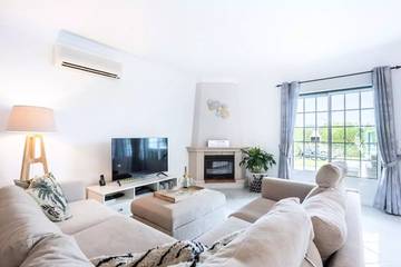 Location de vacances pour 6 personnes, avec piscine et jardin dans Pata De Cima