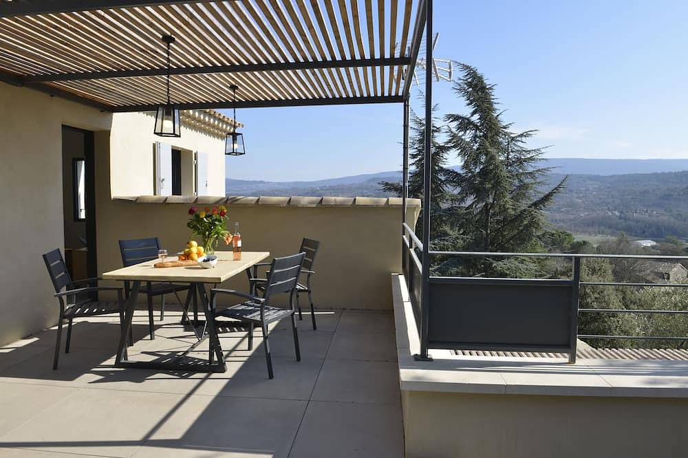 Modern village house with heated swimming pool and superb view of the Luberon. in Goult, Regionaler Naturpark Luberon