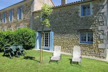 Location de vacances pour 5 personnes, avec jardin ainsi que piscine et terrasse à Le Gua