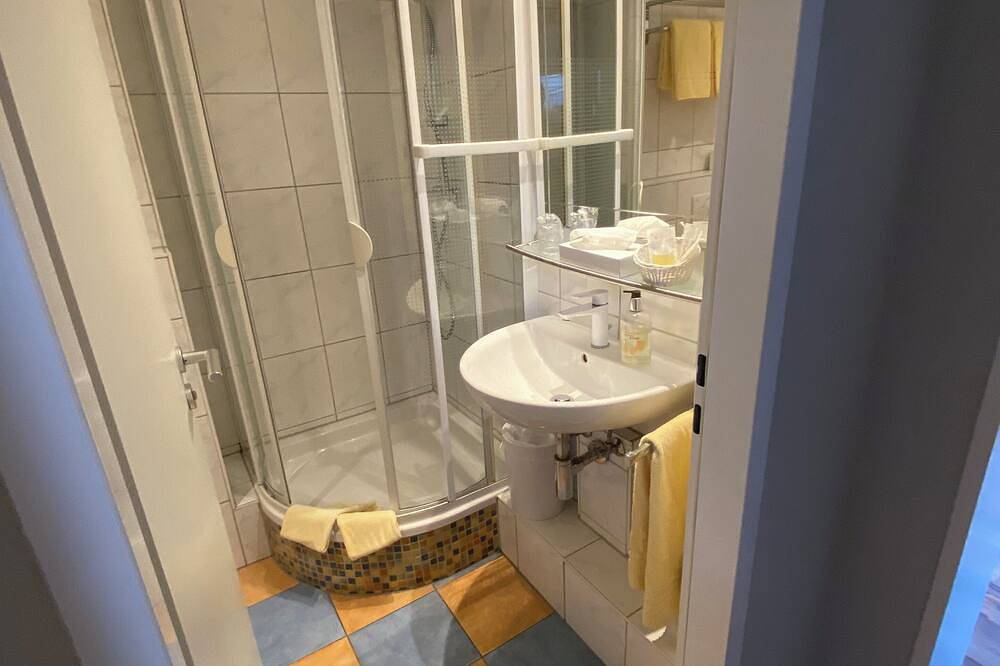 Ganze Wohnung, 2 Raum-wohnung mit Balkon und Zugang zum Garten. Wohnung Liegt Nach Hinten in Bad Godesberg, Bonn