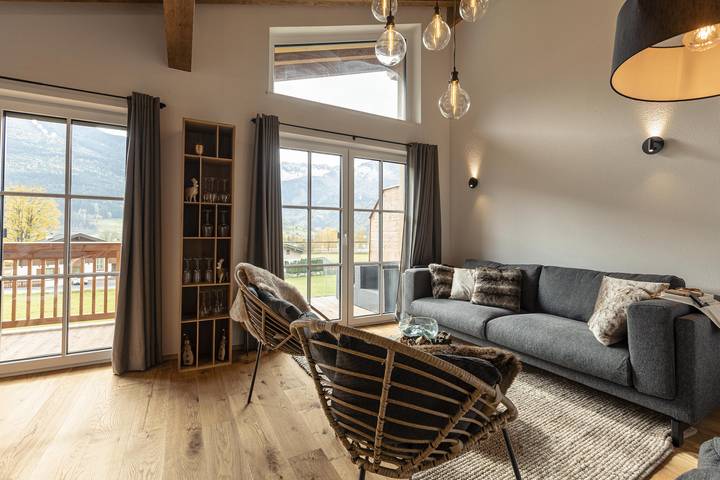 Vakantiehuis voor 10 personen, with Balkon and Terras as well as Sauna and Uitzicht op het meer in Uttendorf