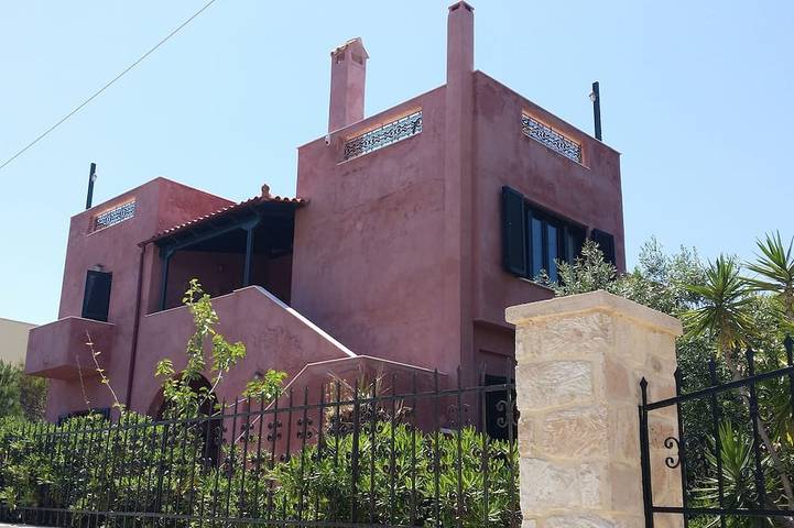 Villa for 4 people, with garden and balcony as well as hot tub in Aegina