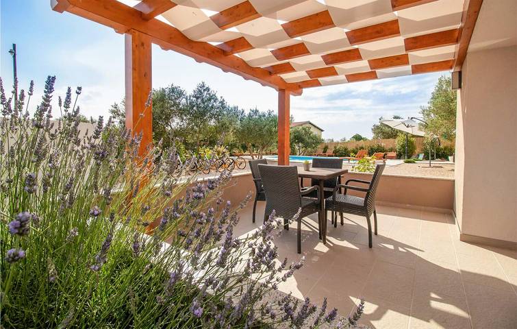 Gîte pour 2 personnes, avec terrasse et piscine à Bibinje - 4