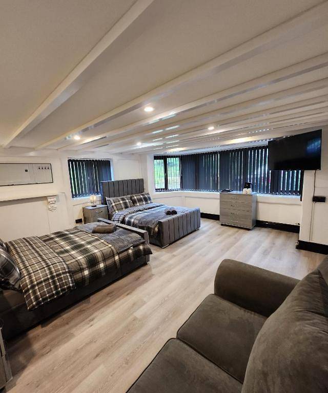 Rainsough Cottage Guest House - Sleeps upto 8 with ensuite - Free Parking & Wifi in Bury, Grand Manchester