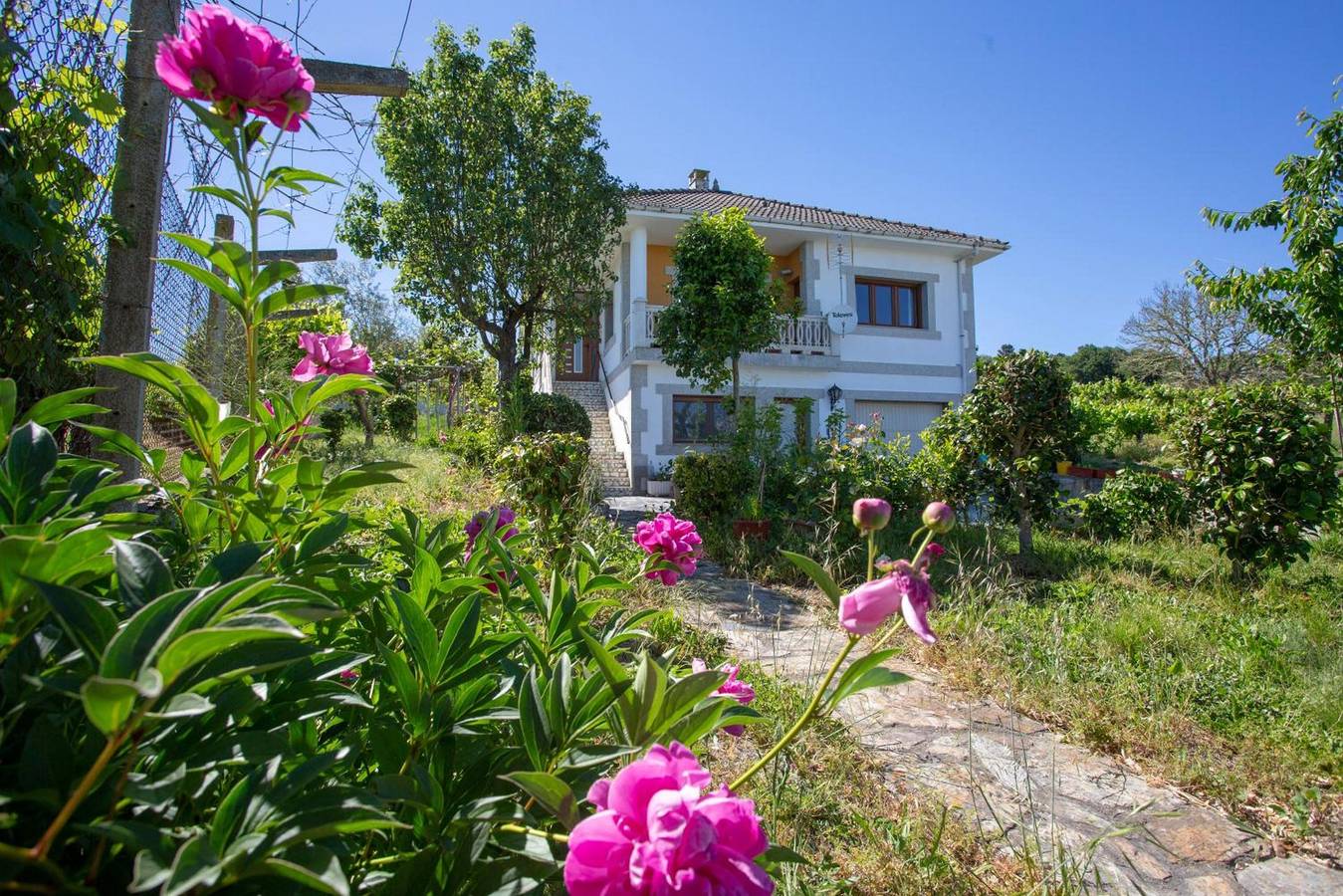 Villa 'Con Piscina En Pantòn Ribeira' con vistas a la montaña, piscina privada y Wi-Fi in Pantón, Provincia de Lugo