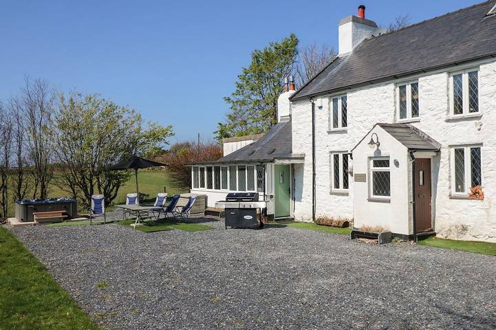 Holiday rental for 10 people, with garden and hot tub, with pets in Morfa Nefyn