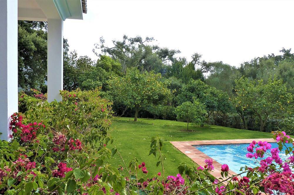 Villa with lovely garden and large swimming pool at only 1 km. from beach in Sotogrande, San Roque