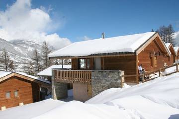 Chalet pour 5 personnes, avec balcon ainsi que jardin et piscine dans La Norma