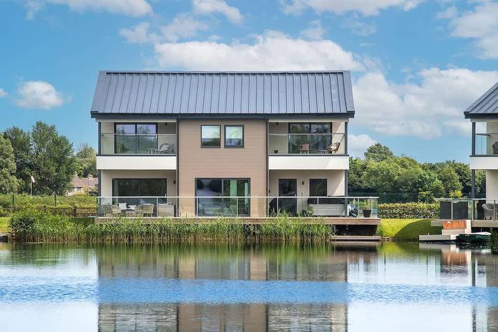 Serendipity | Cotswold Lakehouse | Hot Tub & Kayak in Wiltshire