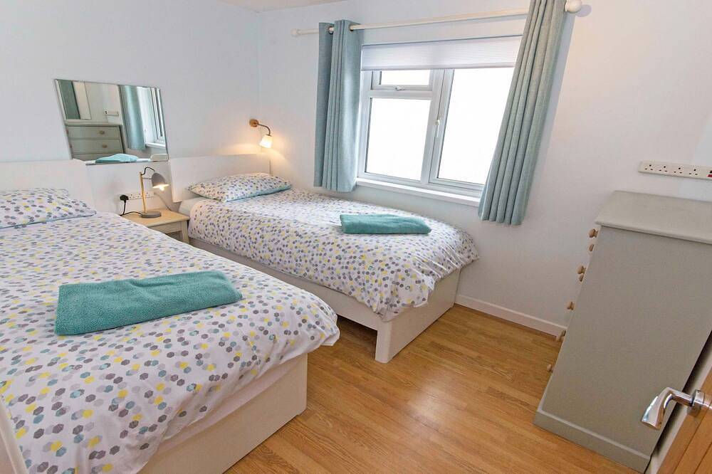 Swallows Beach Chalet |Sleeps 6 Walk to the Beach in Croyde, Devon