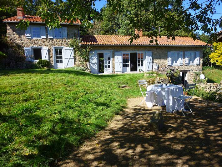 Gîte pour 4 personnes, avec jardin ainsi que vue sur le lac et terrasse à Villemontais