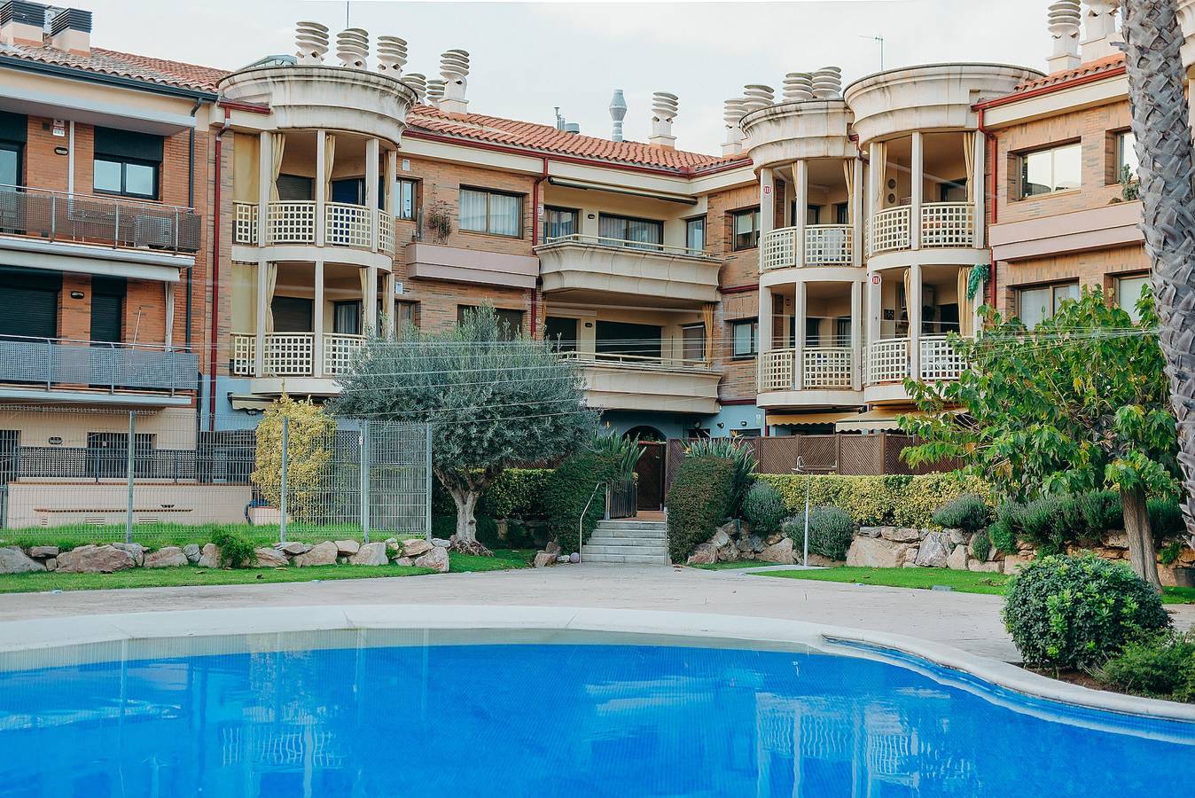 Entire apartment, Experience the charm in this apartment with all the comforts, spacious, with a pool and sunny terrace ☀️🌿 in Palamós, Costa Brava