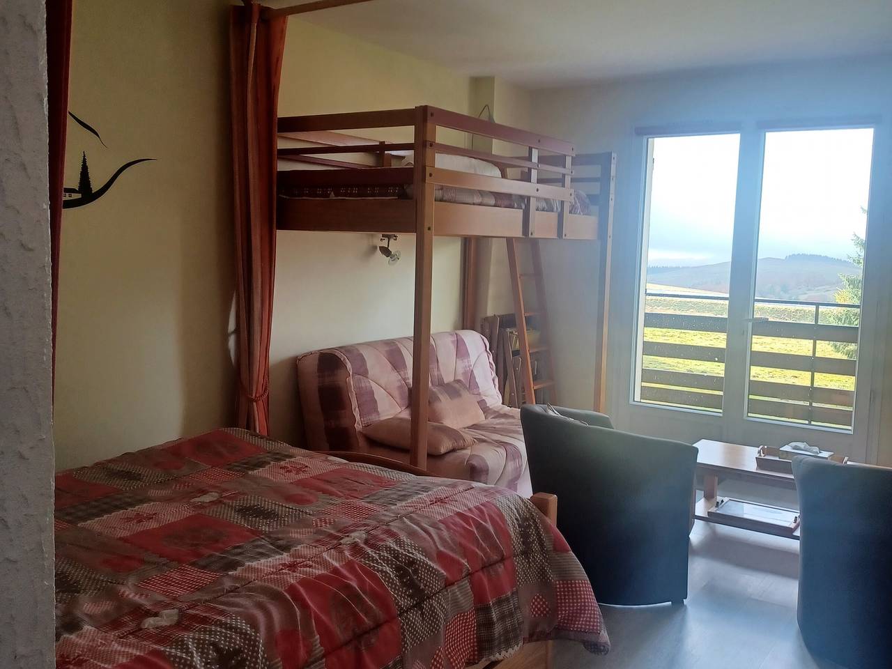 Studio entier, Studio calme avec parking à Super Besse in Lac Pavin, Besse-et-Saint-Anastaise