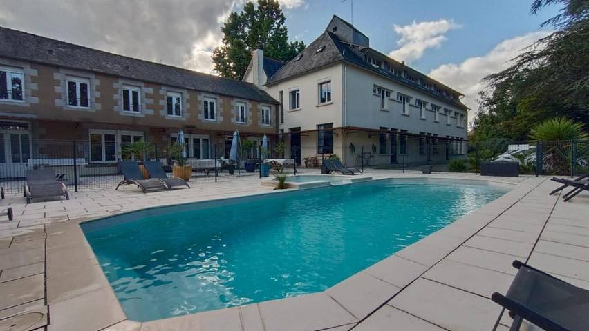 Gîte pour 9 personnes, avec jardin et piscine ainsi que sauna et jacuzzi à Antrain