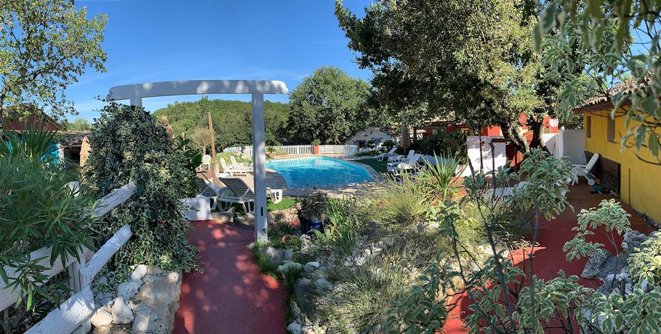 Gîte pour 7 personnes, avec piscine ainsi que jardin et terrasse