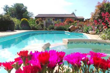 Cottage pour 4 personnes, avec terrasse ainsi que jardin et jacuzzi à Saint-Saturnin-lès-Apt