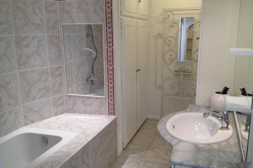 Appartement entier, Climatisé en  plein centre dans villa   T2 68M2 terrasse/jardin+garage privé in Cassis, Parc national des Calanques