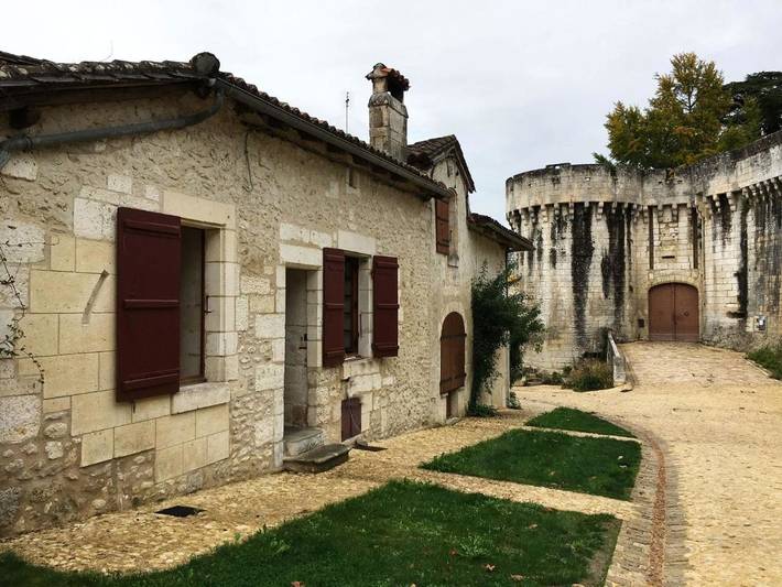 Location de vacances pour 6 personnes, avec Balcon et Terrasse ainsi que Jardin et Vue à Bourdeilles