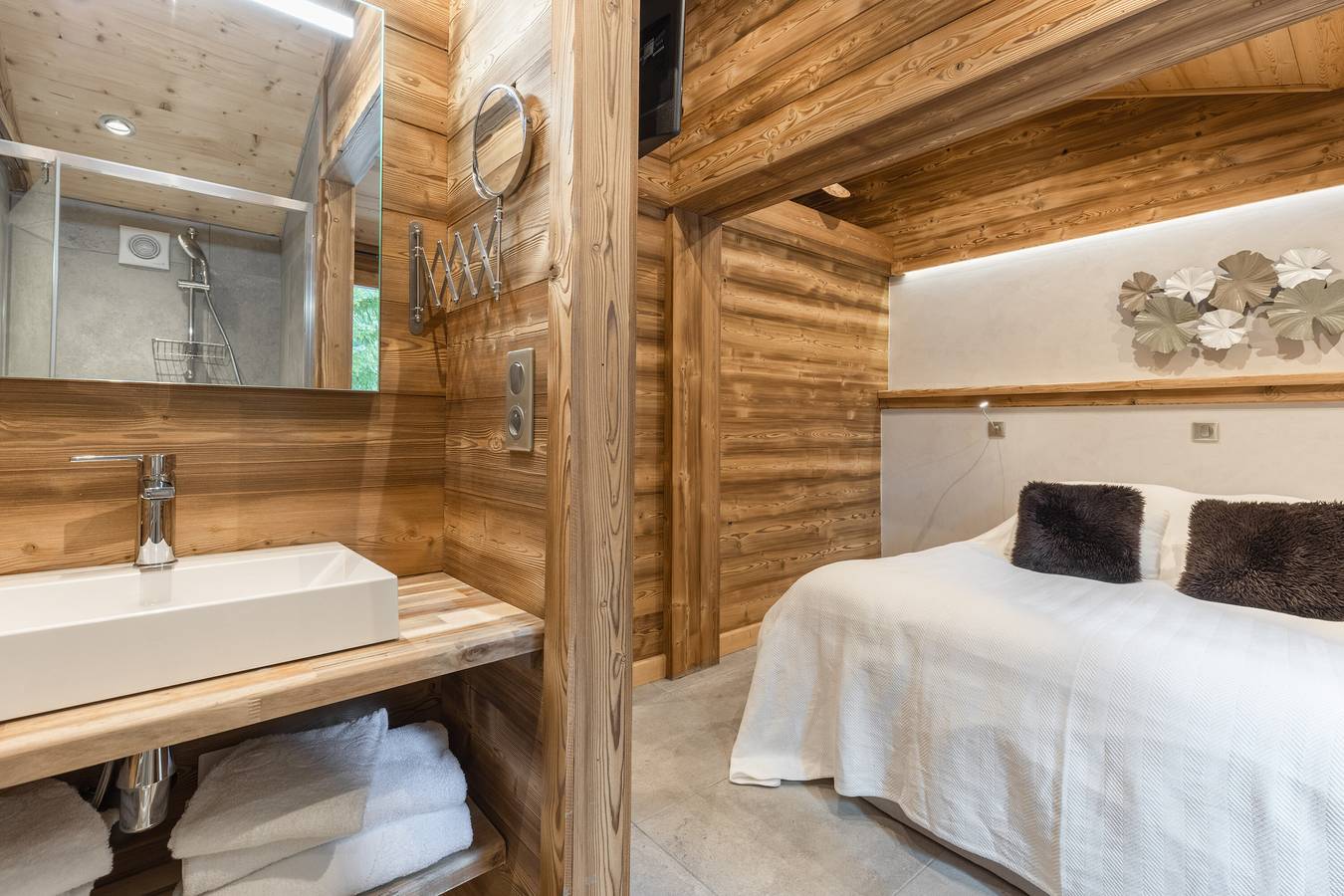 Chalet "Karavi" avec vue sur les montagnes, piscine partagée et Wi-Fi in Manigod, Région d'Annecy
