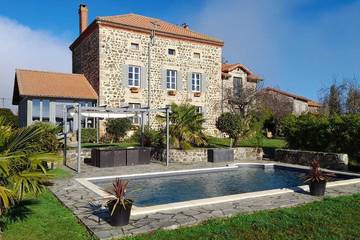 Gîte pour 12 personnes, avec jardin à Usson (Puy-de-Dôme)