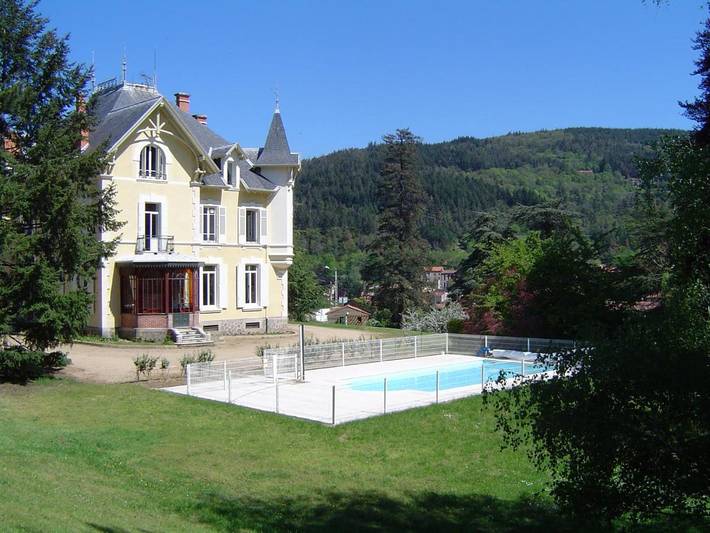 Gîte pour 6 personnes, avec piscine et sauna ainsi que jardin et vue à Saint-Julien-Molin-Molette - 4