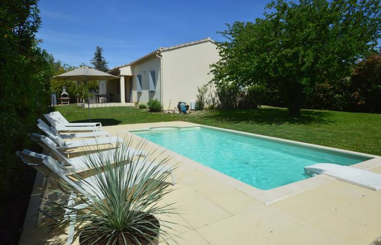 Gîte pour 6 personnes, avec piscine ainsi que terrasse et jardin