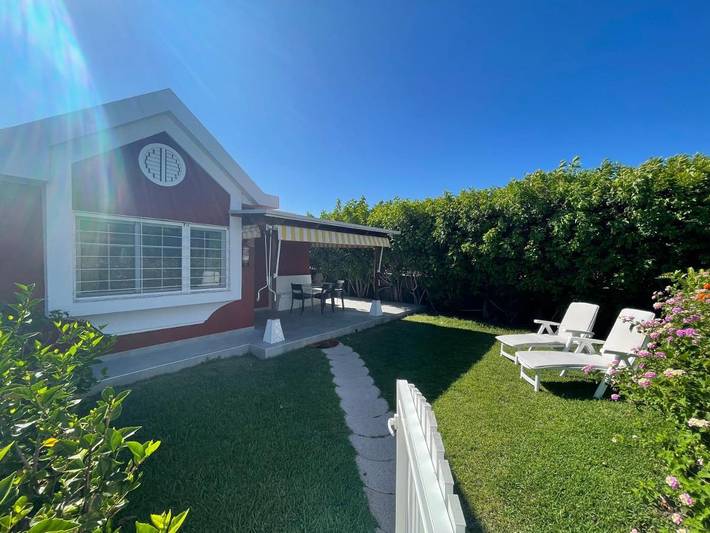 Bungalow para 4 personas, con jardín además de terraza y piscina en Campo Internacional