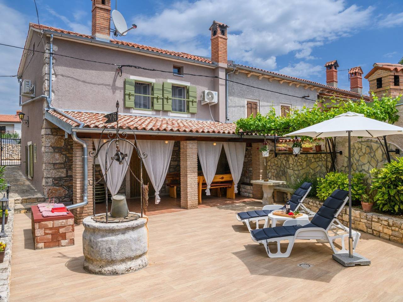 Mit Garten, Terrasse und Grill in Krnica, Marčana