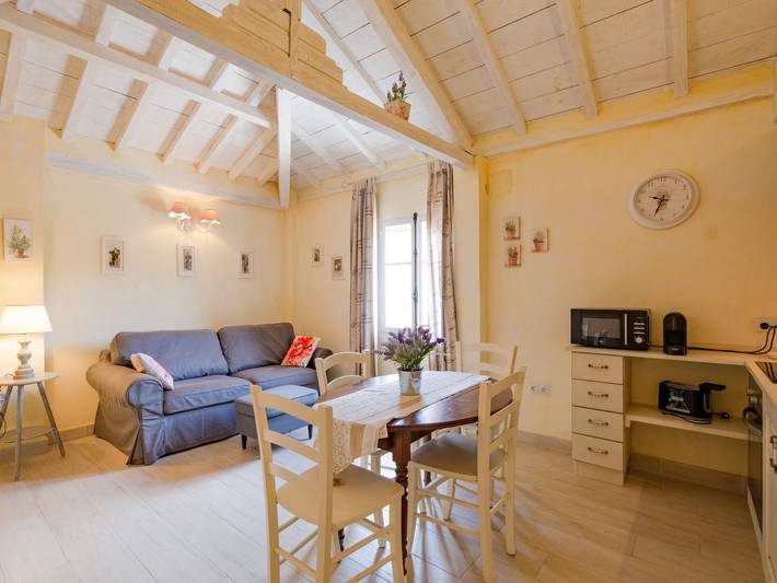 Gîte pour 4 personnes, avec terrasse et jardin à La Roquette-sur-Siagne - 2