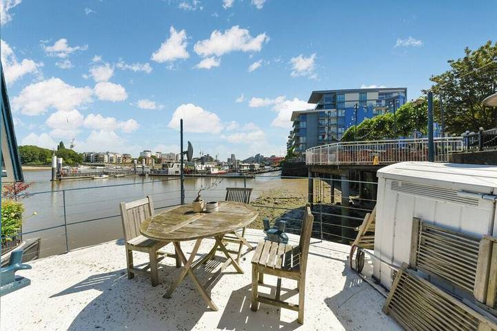Houseboat for 8 people in London