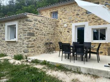 Gîte pour 6 personnes, avec vue ainsi que piscine et jardin à Jaujac