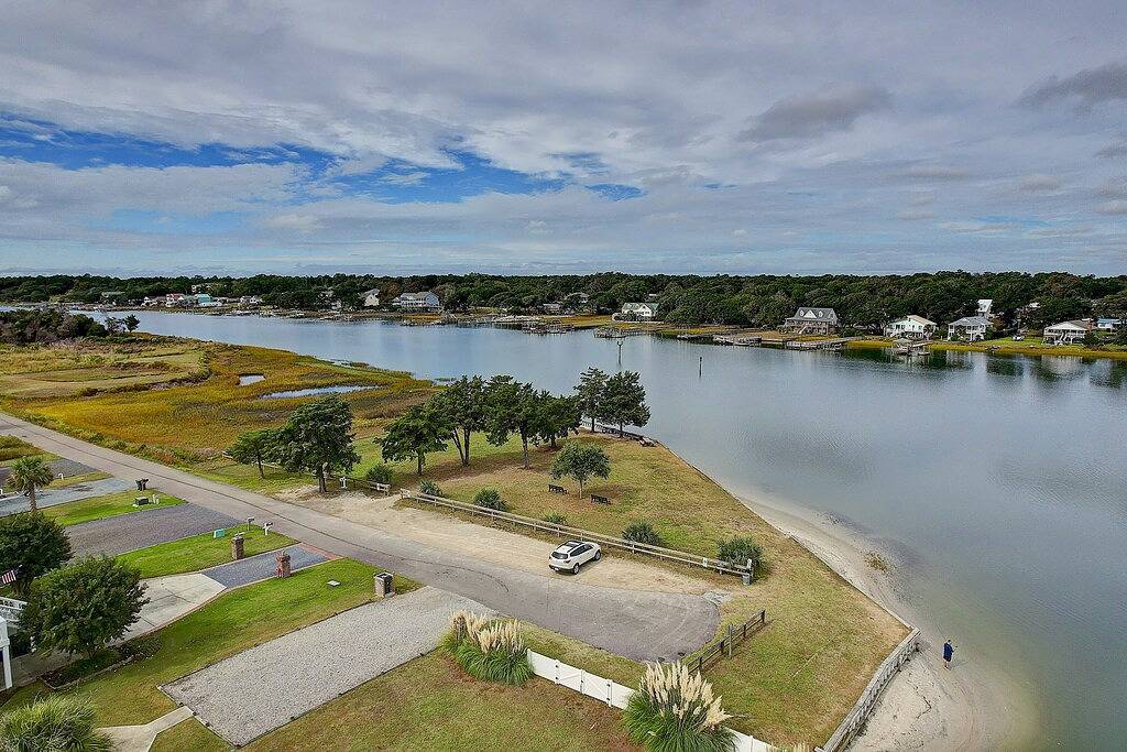 Home on a deep water canal -private dock- 4 min walk to the beach- endless views in Holden Beach, Brunswick County