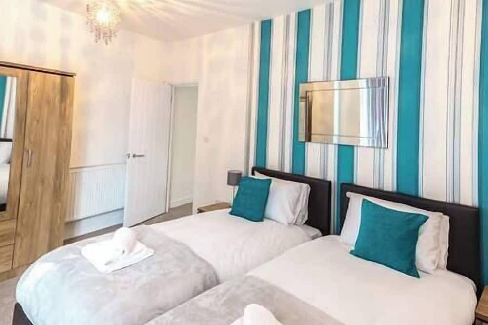 Entire apartment, Comfortable Swindon 2 bedroom Town Centre Apartment with en-suite, Free Parking in Swindon, North Wessex Downs