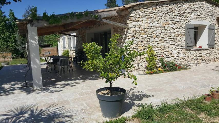 Location de vacances pour 2 personnes, avec terrasse ainsi que piscine et jardin à Saint-Quentin-la-Poterie - 2