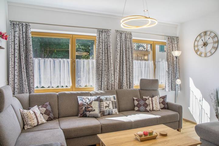 Ganze Wohnung, Apartment „Karwendel“ mit Bergblick, privater Terrasse und WLAN in Mittenwald, Bayerische Alpen