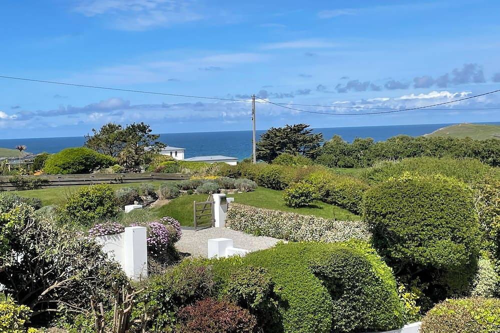 Clemens Beach House, Sea Views, Private Lane, Crantock, Sleeps 4. in Crantock, Cornwall