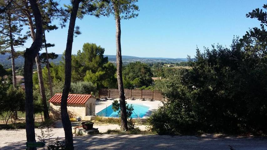 Location de vacances pour 4 personnes, avec vue ainsi que jardin et piscine à Pont-Saint-Esprit