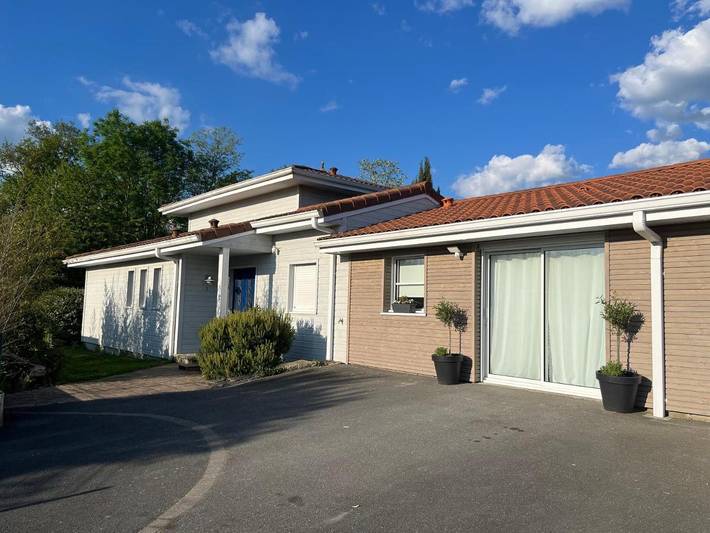 Gîte pour 5 personnes, avec Terrasse ainsi que Jardin et Piscine à Saint-Aubin-des-Ormeaux