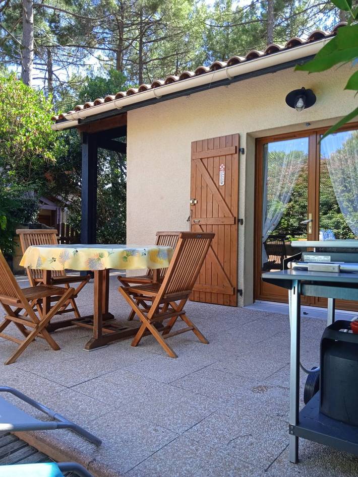 Gîte pour 5 personnes, avec jardin ainsi que terrasse et piscine