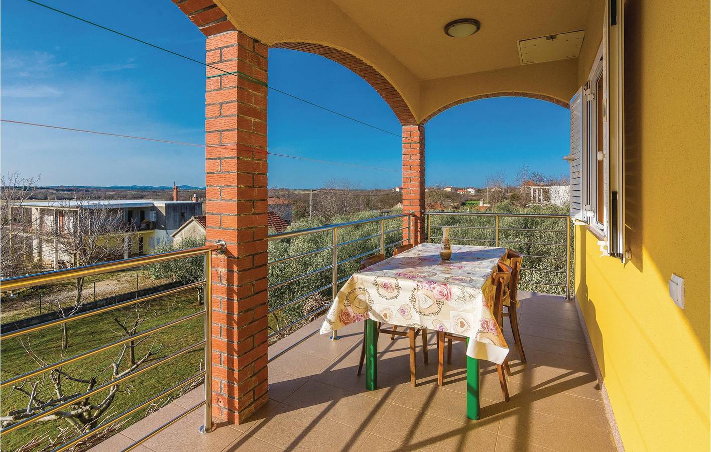 Ganze Ferienwohnung, Ferienwohnung für 6 Personen mit Terrasse in Poličnik, Zadar