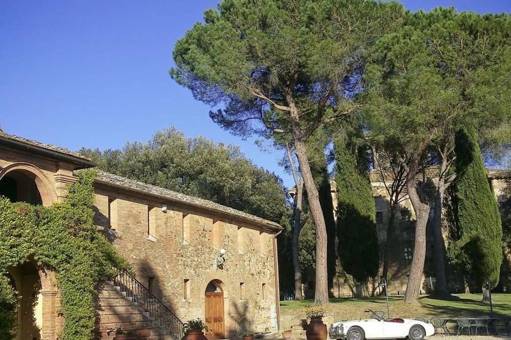 Independent villa with wonderful view. Pool.  Up t 22 guests in Monteroni d'Arbia, Siena Provinz