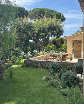 Gîte pour 7 personnes, avec piscine et terrasse dans Golf De Beauvallon