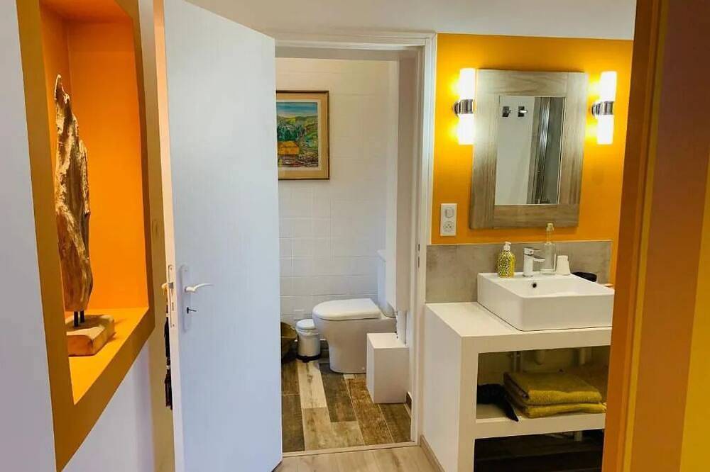 The colors of Commarin Chambre Jaune in Commarin, Beaune region