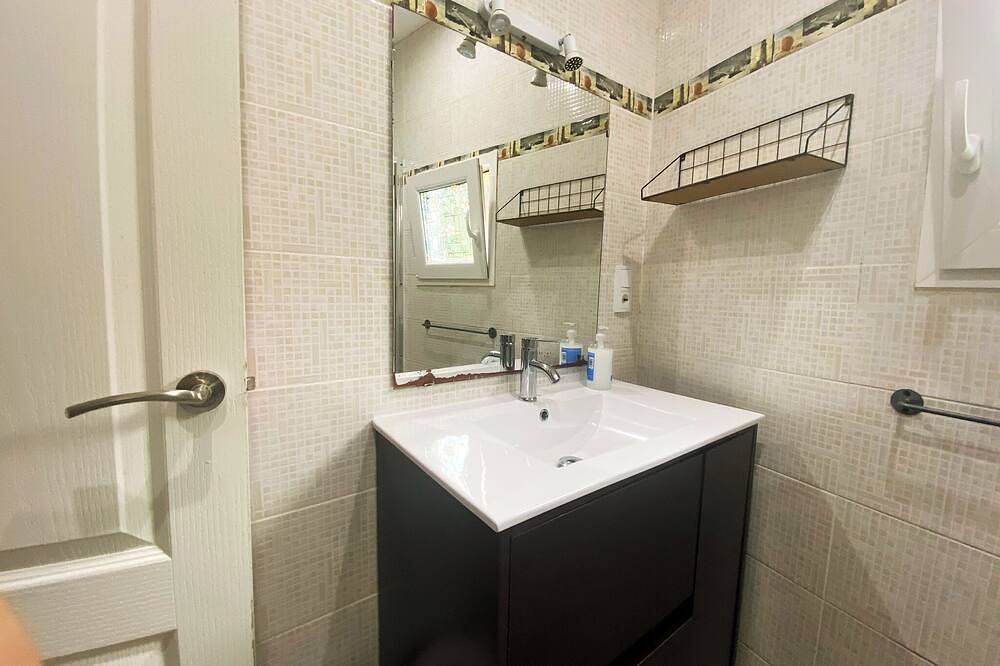 Blue House Pantin, between waves and meadows in Valdoviño, Galician Coast