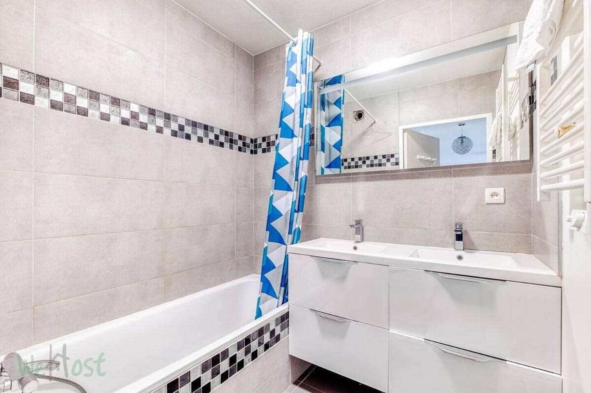 Appartement entier, T2 lumineux 4 pers avec piscine + balcon in Écully, Lyon et ses environs