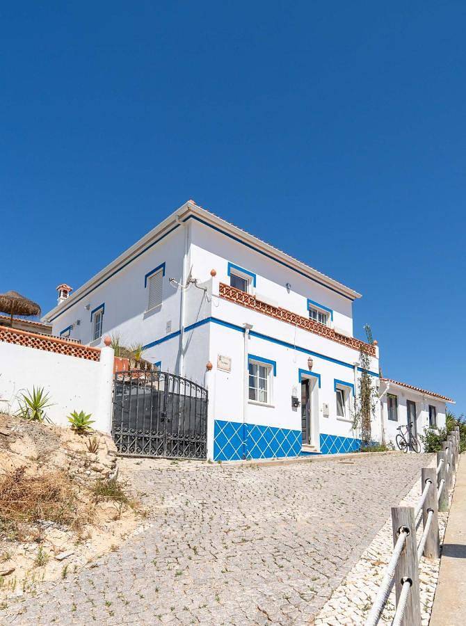 Location de vacances pour 11 personnes, avec vue ainsi que jardin et piscine, adapté aux familles à Carrapateira - 2