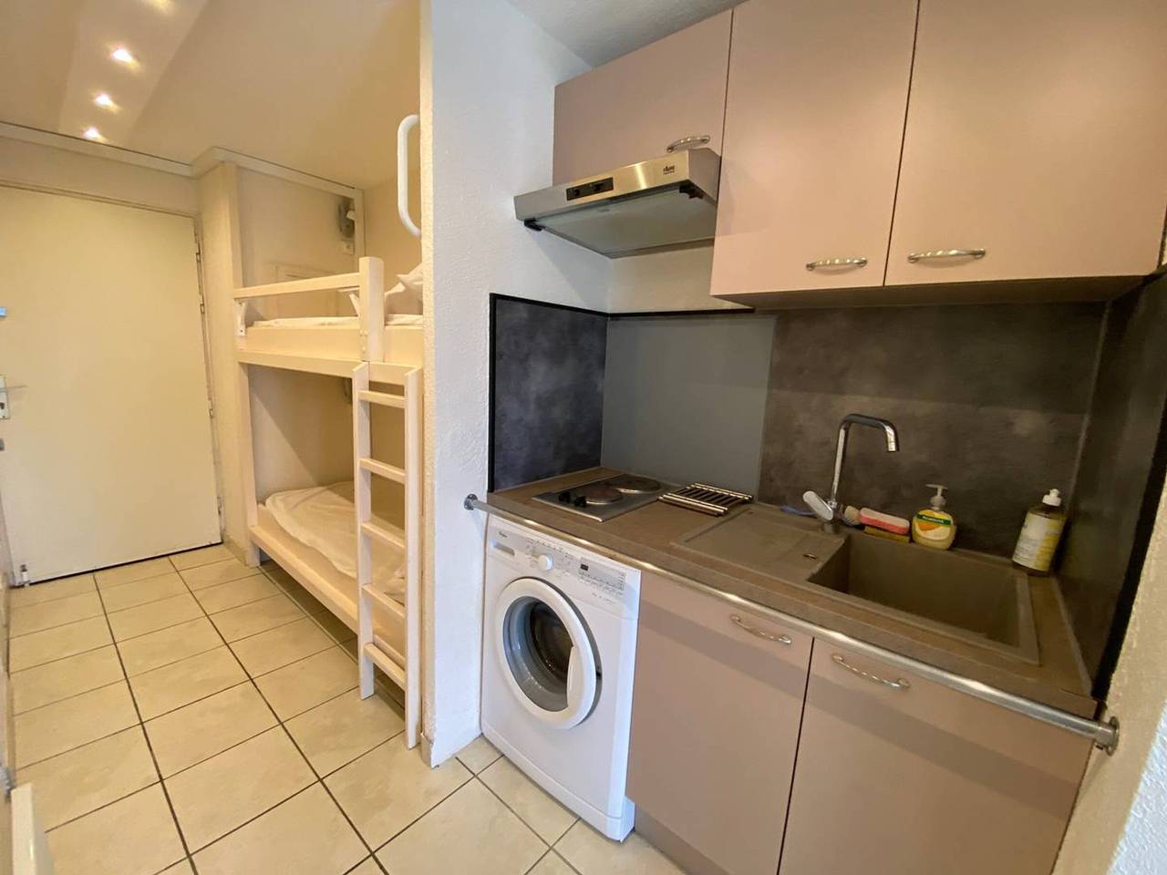 Studio entier, Studio Cabine 4 Pers avec Terrasse, Face Mer, Accès Direct Plage, Proche Commerces et Parc Aqualand in Le Barcarès, Côte d'Améthyste