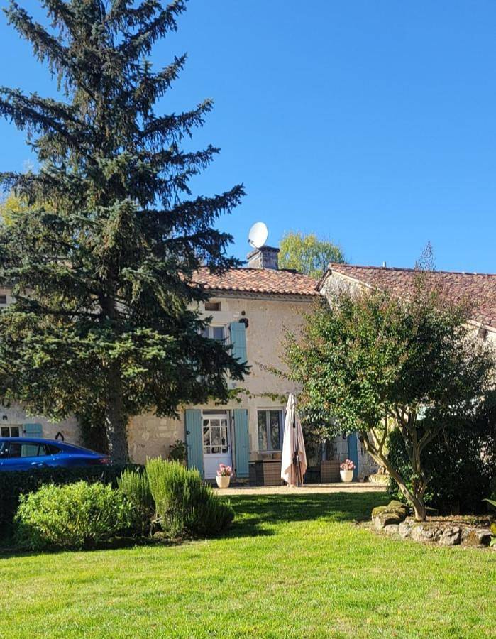 Station pour 2 personnes, avec Terrasse et Jardin ainsi que Piscine et Vue à La Rochebeaucourt-et-Argentine