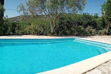 Gîte pour 4 personnes, avec jardin ainsi que terrasse et piscine à Saint-André-de-Roquepertuis